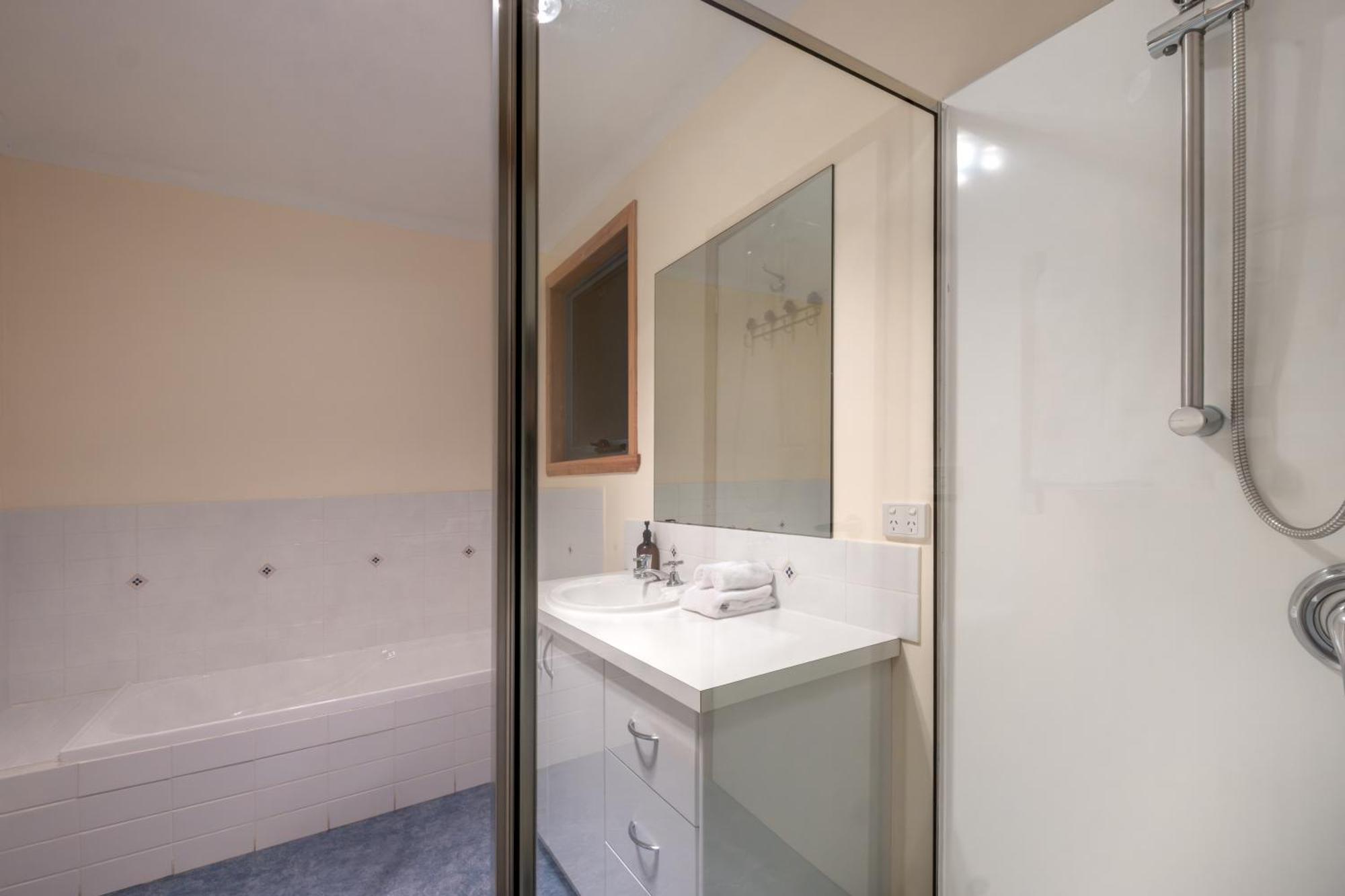 Waterline Holiday Home โคลส์เบย์ ภายนอก รูปภาพ